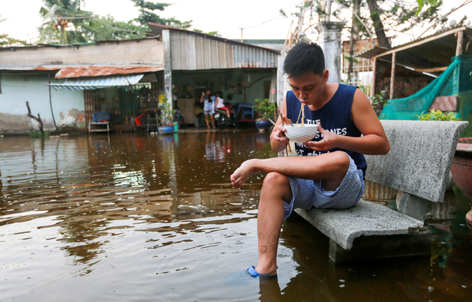 Cuộc sống trong cảnh ngập nước của những người bám trụ ở Thủ Thiêm